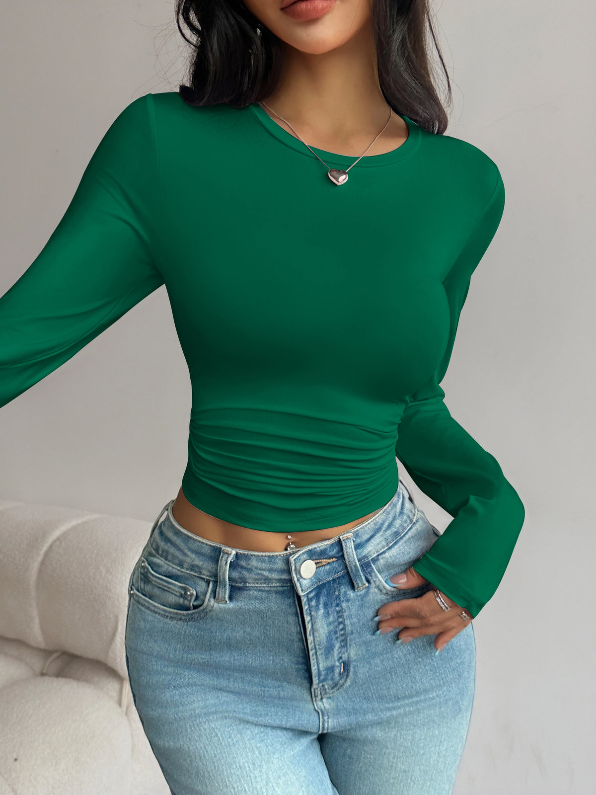Langärmliges Damen-Kurztop mit Taillenbetonung und schmal geschnittenem Rundhalsausschnitt für den Alltag im Frühling und Herbst im Basic-Stil.