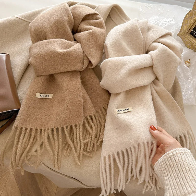 Einfarbiger, gestrickter Schal aus Wollmischung mit Quasten, weich, warm, schlicht, leicht, mit Fransen, elegant und vielseitig einsetzbar.