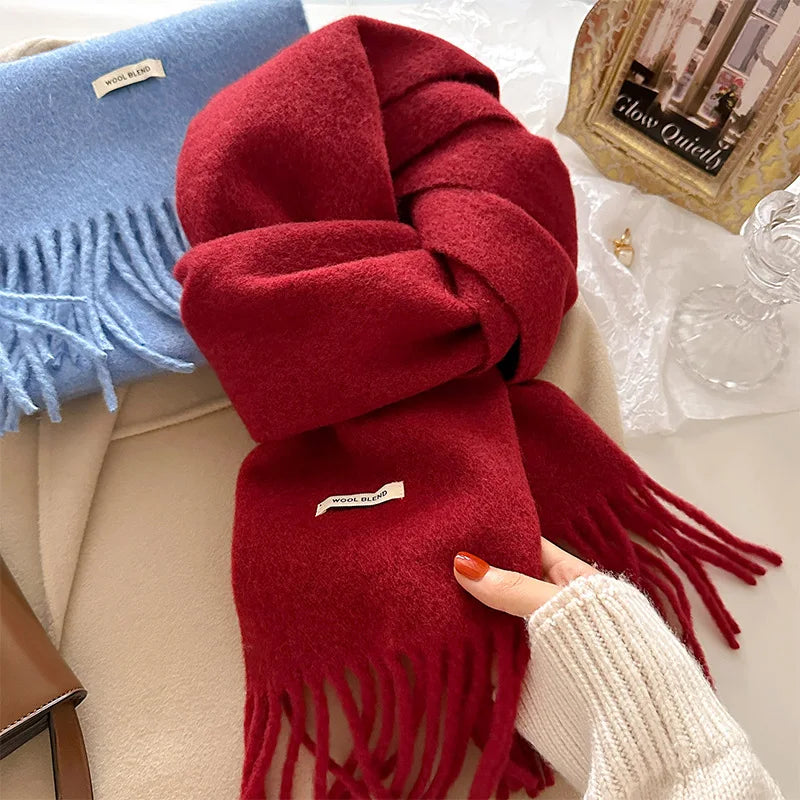 Einfarbiger, gestrickter Schal aus Wollmischung mit Quasten, weich, warm, schlicht, leicht, mit Fransen, elegant und vielseitig einsetzbar.