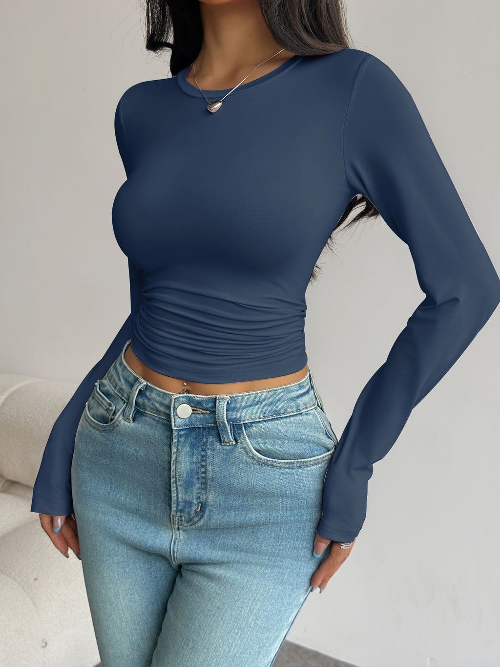 Langärmliges Damen-Kurztop mit Taillenbetonung und schmal geschnittenem Rundhalsausschnitt für den Alltag im Frühling und Herbst im Basic-Stil.