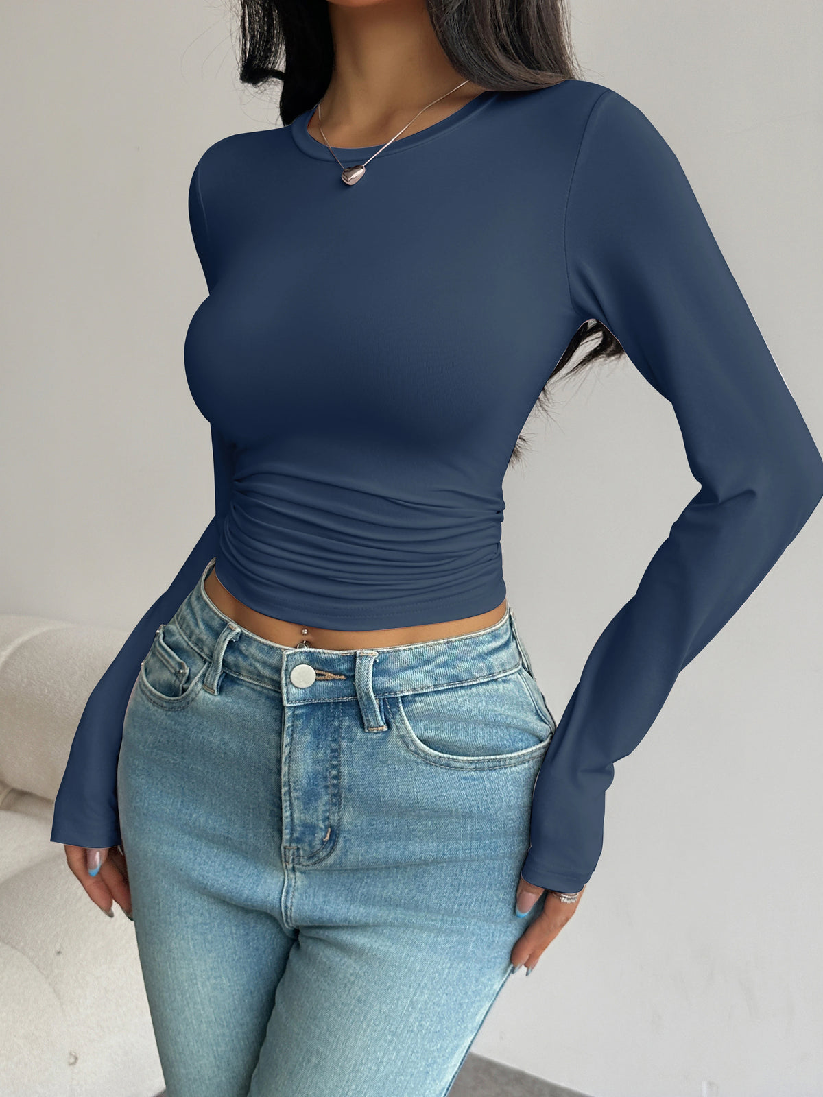 Langärmliges Damen-Kurztop mit Taillenbetonung und schmal geschnittenem Rundhalsausschnitt für den Alltag im Frühling und Herbst im Basic-Stil.