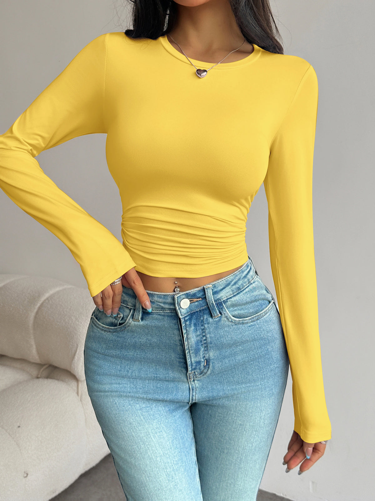 Langärmliges Damen-Kurztop mit Taillenbetonung und schmal geschnittenem Rundhalsausschnitt für den Alltag im Frühling und Herbst im Basic-Stil.